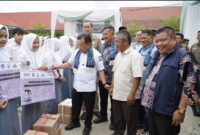 Gubernur Al Haris Serahkan Bantuan Pendidikan Bagi 320 Siswa