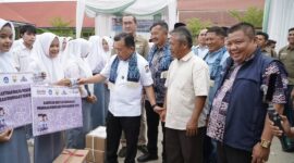 Gubernur Al Haris Serahkan Bantuan Pendidikan Bagi 320 Siswa