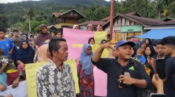 Lamban Pembangunan jalan nasional Ketambe Agara Emak para Korban Banjir Tutup Jalan Nasional Agara menuju gayo lues