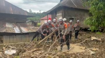 Di Tengah Lumpur dan Harapan, Polri Bersama Warga Buka Akses Jalan Kampung Setie Pasca bencana
