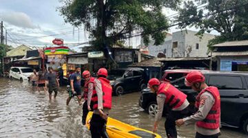 Personel Detasemen Perintis Korsabhara Baharkam Polri Evakuasi Warga Terdampak Banjir di Cilincing