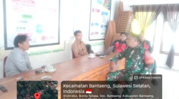 Babinsa Desa Bonto Tallasa Laksanakan Komsos Bersama Staf Desa dan Mahasiswa Bahas Keamanan dan Kebersihan Lingkungan