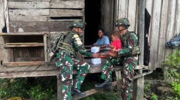 Anjangsana Ke Rumah Warga Satgas Yonif 521/DY di Kampung Benawa