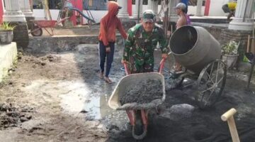 Pererat Kebersamaan Dengan Warga, Babinsa Turut Serta Bangun Tempat Ibadah