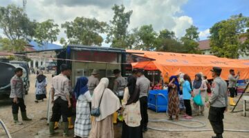Polres Gayo Lues Bersama Brimob Polda Sumsel Sediakan Air Bersih Siap Minum bagi Pengungsi