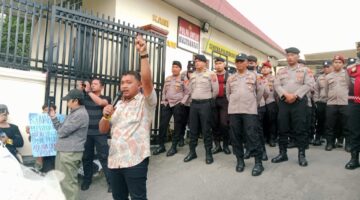 Masyarakat Rumah Kabanjahe dan Keluarga Korban Pembunuhan Datangi Polres Tanah Karo, Tuntut Pengusutan Dugaan Pembunuhan Berencana di Club Malam Bravo