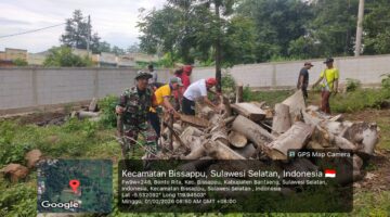 Babinsa Kelurahan Bonto Rita Gelar Karya Bakti Bersama Kerukunan Keluarga Jawa di Lokasi Perkuburan