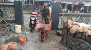 Wujudkan Kemanunggalan TNI-Rakyat, Babinsa Pimpin Gotong Royong Perbaikan Pagar Makam di Desa Sumbersuko