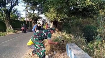 Jaga Keselamatan Pengguna Jalan, Babinsa Bersama Warga Bersihkan Rumput Liar