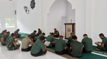 Personel Kodim 1410/Bantaeng Laksanakan Tadarusan Usai Sholat Dzuhur Berjamaah