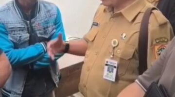 Kembali puluhan pekerja bangunan pada proyek rehab gedung SMA Negeri 1 Toroh Kabupaten Grobogan menagih upah