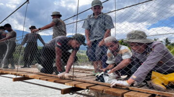 Wujud Kepedulian Pascabencana, Brimob Polda Aceh Turun Langsung Bantu Warga Bangun Kembali Jembatan yang Hanyut di Gayo Lues