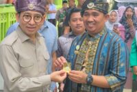 Dokumentasi Foto Wali Utama Komunitas Tanjak Kabupaten Langkat Muhammad Nawawi Bersama Menteri Kebudayaan Republik Indonesia Fadli Zon di STJM Tanjung Pura Sabtu (7/3/2026)