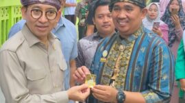 Dokumentasi Foto Wali Utama Komunitas Tanjak Kabupaten Langkat Muhammad Nawawi Bersama Menteri Kebudayaan Republik Indonesia Fadli Zon di STJM Tanjung Pura Sabtu (7/3/2026)