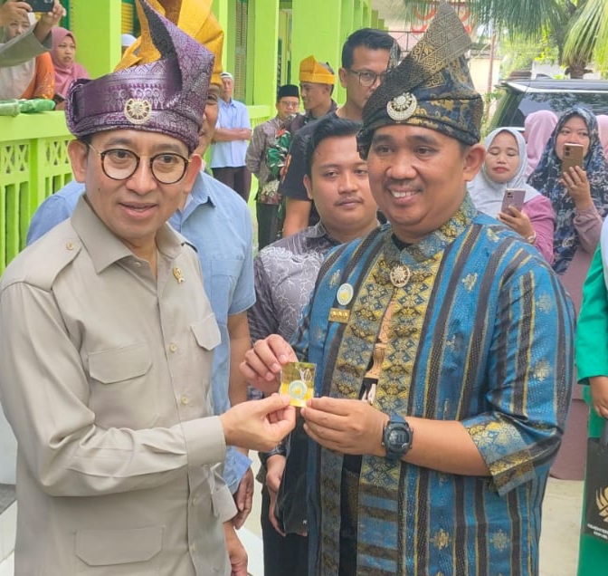 Dokumentasi Foto Wali Utama Komunitas Tanjak Kabupaten Langkat Muhammad Nawawi Bersama Menteri Kebudayaan Republik Indonesia Fadli Zon di STJM Tanjung Pura Sabtu (7/3/2026)