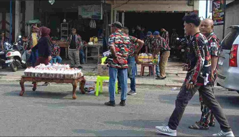 Dokumentasi Foto Pembagian Takjil di Kantor Sekretariat Markas Cabang Laskar Merah Putih Kabupaten Langkat Jumat (13/3/2026)