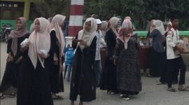 Dokumentasi Foto Kegiatan Berbagi Takjil di Depan Sekolah SMP Negeri 1 Secanggang Jalan Lintas Secanggang 