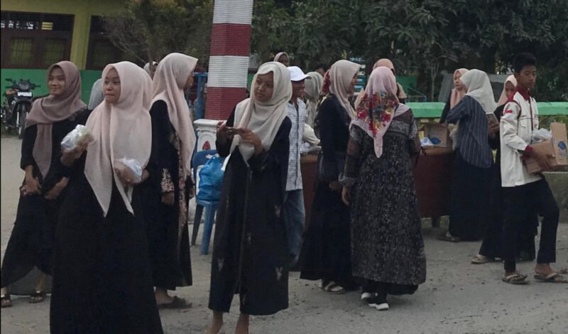 Dokumentasi Foto Kegiatan Berbagi Takjil di Depan Sekolah SMP Negeri 1 Secanggang Jalan Lintas Secanggang 