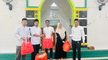 Berharap Keberkahan, Riders Muslim Bantaeng Berbagi Takjil Gratis di Masjid Nurul Mu’min