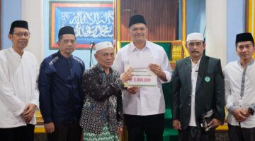 Safari Ramadhan di Eremerasa, Bupati Bantaeng Serahkan Bantuan untuk Masjid Nurul Muttaqin