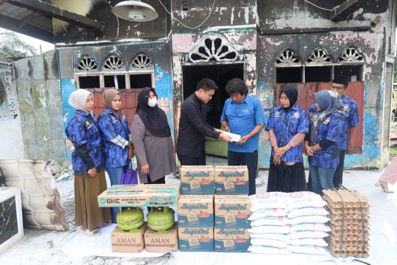 Dokumentasi Foto Pemberian Tali Asih Pimpinan DPRD Provinsi Sumatera Utara Fraksi Nasdem Ricky Anthony Sabtu (14/3/2026) di Kediaman Korban Kebakaran Sambirejo 