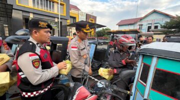 Kapolres Aceh Tenggara Bersama PJU Bagikan Takjil kepada Tukang Becak dalam Rangka HUT Korps Sabhara ke-74