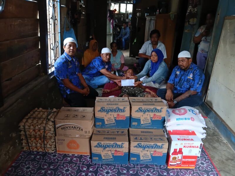 Dokumentasi Foto Tim Ricky Anthony Pimpinan DPRD Provinsi Sumut Mendatangi Muhammad Ali dan Memberikan Bantuan Materi dan Imateril 