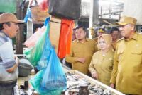 Dokumentasi Foto Sidak Bupati Langkat H. Syah Afandin Bersama  Wakil Bupati Langkat Tiorita Br Surbakti di Pasar Baru Stabat 