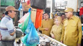 Dokumentasi Foto Sidak Bupati Langkat H. Syah Afandin Bersama  Wakil Bupati Langkat Tiorita Br Surbakti di Pasar Baru Stabat 