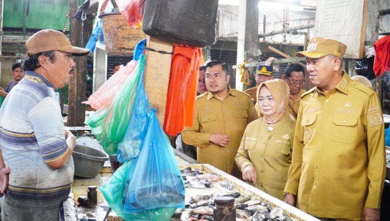 Dokumentasi Foto Sidak Bupati Langkat H. Syah Afandin Bersama  Wakil Bupati Langkat Tiorita Br Surbakti di Pasar Baru Stabat 