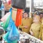 Dokumentasi Foto Sidak Bupati Langkat H. Syah Afandin Bersama  Wakil Bupati Langkat Tiorita Br Surbakti di Pasar Baru Stabat 