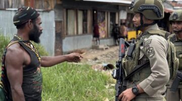 Patroli Humanis Ops Damai Cartenz Hadirkan Senyum dan Rasa Aman bagi Warga Sinak