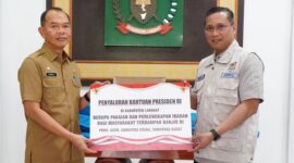 Dokumentasi Foto Penyerahan Bantuan dari Presiden RI Prabowo Subianto Bersama Sekda Kabupaten Langkat H.Amril