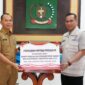 Dokumentasi Foto Penyerahan Bantuan dari Presiden RI Prabowo Subianto Bersama Sekda Kabupaten Langkat H.Amril