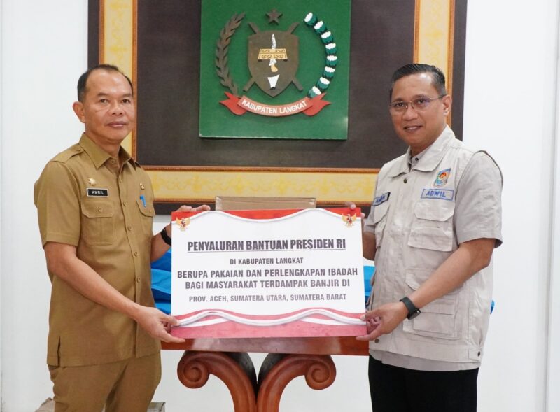 Dokumentasi Foto Penyerahan Bantuan dari Presiden RI Prabowo Subianto Bersama Sekda Kabupaten Langkat H.Amril