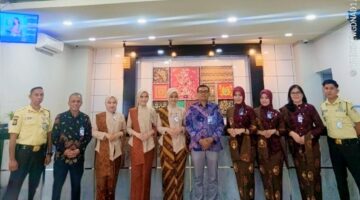 Memperingati Hari Kartini, BRI Branch Office Bantaeng Melayani Nasabah Menggunakan Kebaya