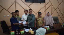 Dokumentasi Foto Masyarakat Besitang Memberikan Data Verifikasi Ulang Terdampak Banjir Besitang di Kantor DPRD Kabupaten Langkat Selasa(7/4/2026)