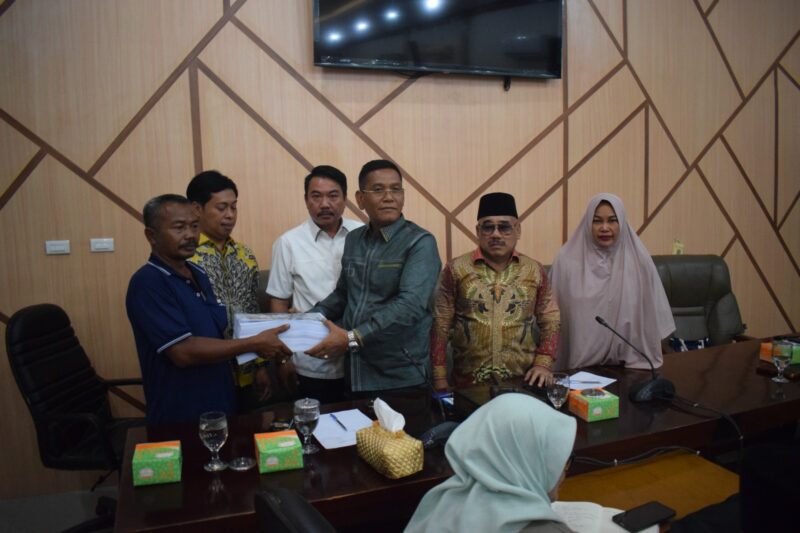 Dokumentasi Foto Masyarakat Besitang Memberikan Data Verifikasi Ulang Terdampak Banjir Besitang di Kantor DPRD Kabupaten Langkat Selasa(7/4/2026)