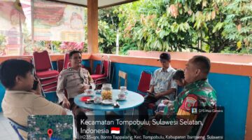 Jaga Kondusifitas, Babinsa dan Bhabinkamtibmas Gelar Komsos Bersama Staf Desa