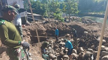 Semangat Tak Kunjung Padam: TNI dan Masyarakat Bersatu Kerjakan Pondasi Jembatan