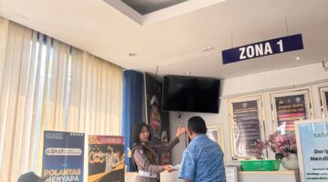 Pelayanan Humanis Satpas SIM Polresta Denpasar, Polantas Menyapa Berikan Pendampingan dan Edukasi kepada Pemohon