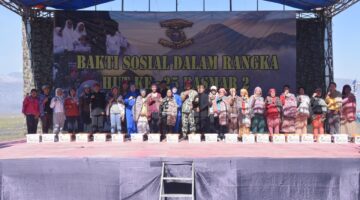 Prajurit Pasmar 2 bersatu padu bersama warga Tengger Bromo bersih-bersih lingkungan