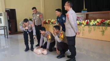 Kasi Dokkes Polres Bantaeng Beri Materi Pelatihan Bantuan Hidup Dasar dihadapan Bhabinkamtibmas