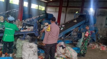 Bhabinkamtibmas Desa Padangsambian Kaja Laksanakan Pemantauan Pemilahan Sampah di PDU Kota Denpasar