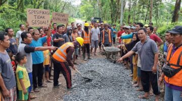 PENGERJAAN PROYEK SWAKELOLA UPTD WILAYAH VI DIPERTANYAKAN, PENGAWAS LAPANGAN SEBUT DRAINASE TAK MASUK AGENDA PERAWATAN