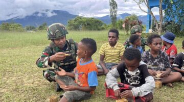 Bersama Generasi Muda, Satgas Yonif 521/DY Gelar Karya Bakti Bersihkan Lapangan Sepak Bola di Kobakm
