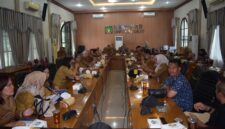 Dokumentasi Foto Kegiatan Komisi II DPRD Kabupaten Langkat Bersama Dinas Kesehatan Membahas UHC