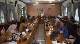 Dokumentasi Foto Kegiatan Komisi II DPRD Kabupaten Langkat Bersama Dinas Kesehatan Membahas UHC