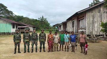 Peduli Sosial Satgas Yonif 521/DY Hadir Dalam Pembersihan Lingkungan di Kampung Muaranawa