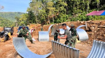 Sinergi TNI dan Rakyat Percepat Pembangunan Kembali Jembatan Aramco di Desa Bair